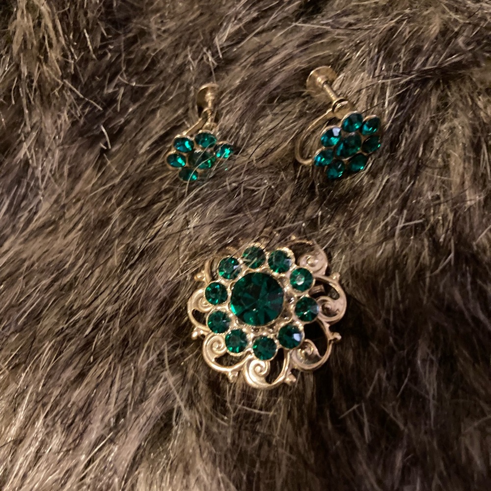 Vintage gold tone brooch and screw on earrings in emerald green